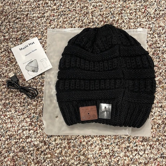 Bluetooth Beanie Hat (new in package) - Picture 1 of 2